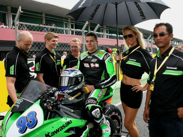 டோணிக்கு பைக் ரேஸ் அணியின் அசத்தல் 