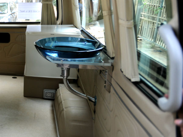 குமாரசாமியின் தேர்தல் பிரச்சார வேன் குமாரசாமியின் தேர்தல் பிரச்சார வேன்