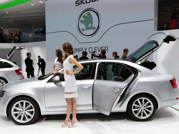 ஜெனீவா மோட்டார் ஷோவில் அழகிகள்