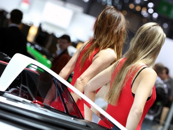 ஜெனீவா மோட்டார் ஷோவில் அழகிகள்