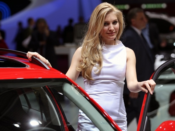 ஜெனீவா மோட்டார் ஷோவில் அழகிகள்