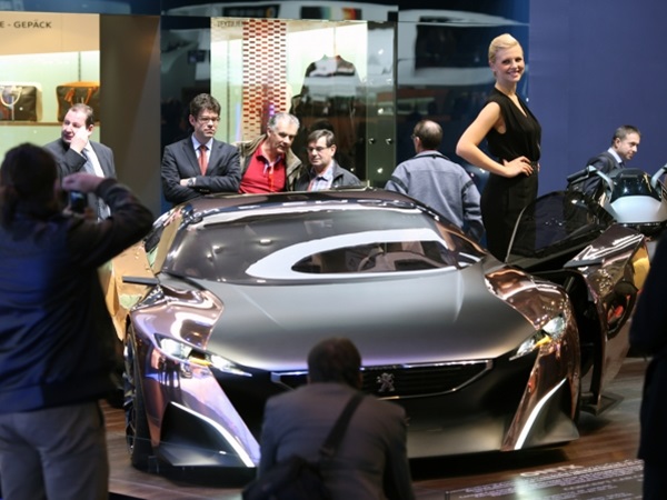 ஜெனீவா மோட்டார் ஷோவில் அழகிகள்