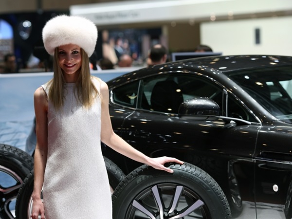 ஜெனீவா மோட்டார் ஷோவில் அழகிகள்