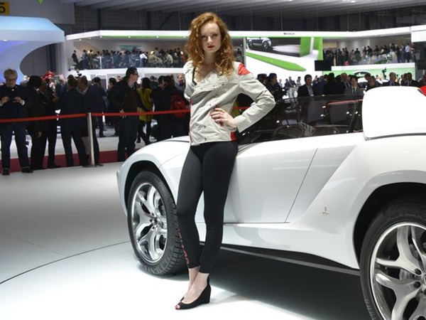 ஜெனீவா மோட்டார் ஷோவில் அழகிகள்