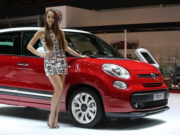 ஜெனீவா மோட்டார் ஷோவில் அழகிகள்