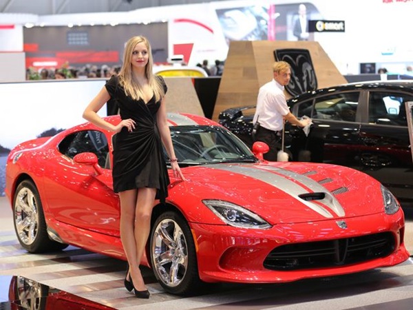 ஜெனீவா மோட்டார் ஷோவில் அழகிகள்