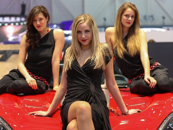 ஜெனீவா மோட்டார் ஷோவில் அழகிகள்