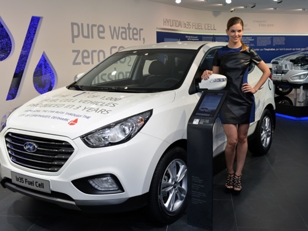 ஜெனீவா மோட்டார் ஷோவில் அழகிகள்