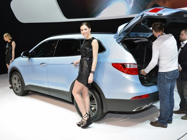 ஜெனீவா மோட்டார் ஷோவில் அழகிகள்