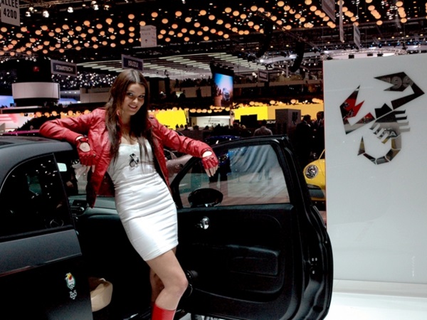 ஜெனீவா மோட்டார் ஷோவில் அழகிகள்