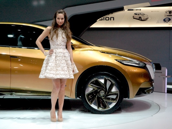 ஜெனீவா மோட்டார் ஷோவில் அழகிகள்