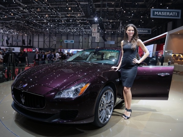 ஜெனீவா மோட்டார் ஷோவில் அழகிகள்