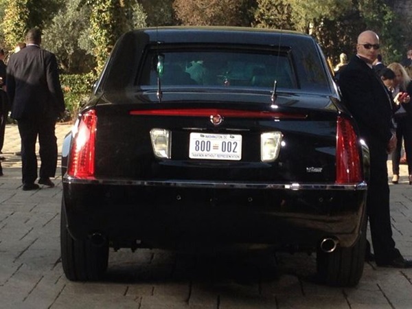 டிரக்கில் சென்ற ஒபாமா கார் டிரக்கில் சென்ற ஒபாமா கார்