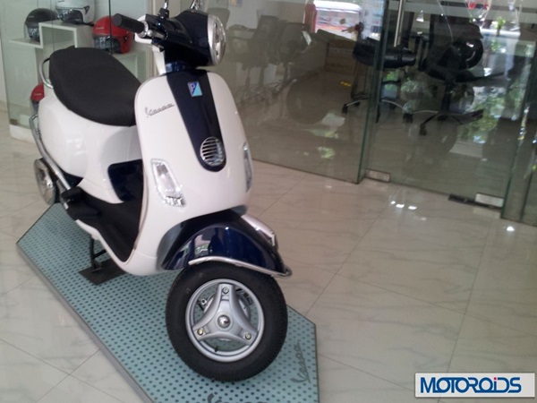  இரட்டை வண்ண வெஸ்பா ஸ்கூட்டர்