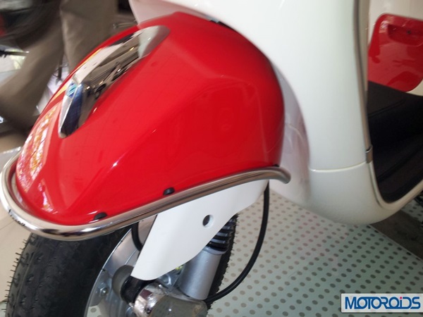  இரட்டை வண்ண வெஸ்பா ஸ்கூட்டர்