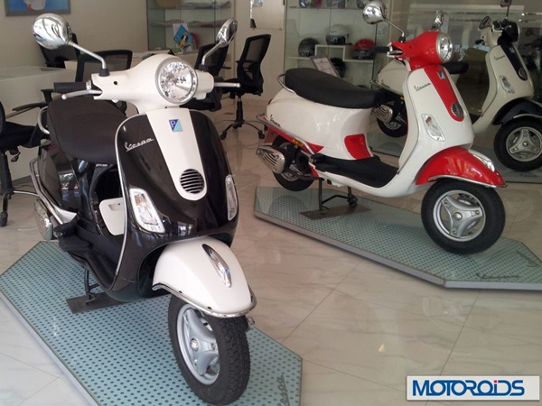  இரட்டை வண்ண வெஸ்பா ஸ்கூட்டர்