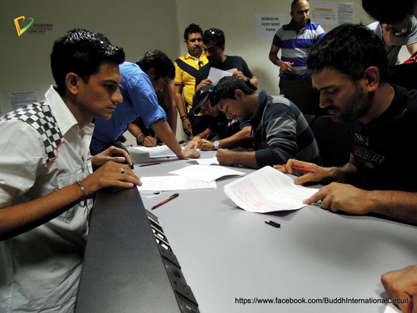 டெல்லி பார்முலா-1 டிராக்கை ஒரு கை பார்த்த டோணி அண்ட் கோ!