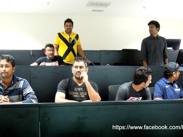 டெல்லி பார்முலா-1 டிராக்கை ஒரு கை பார்த்த டோணி அண்ட் கோ!