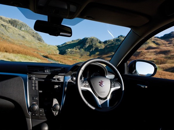 சுஸுகி கிசாஷி செடான் கார்