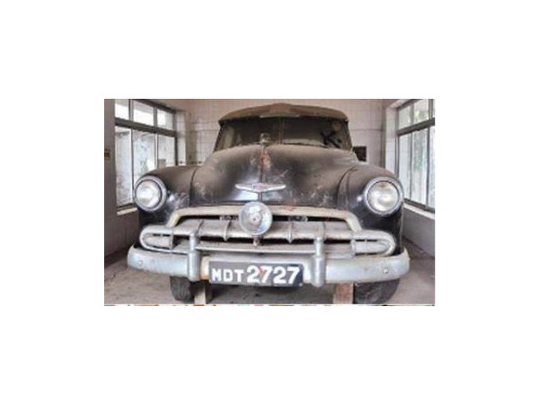 முட்டுக்கொடுத்து நிற்கும் கார்