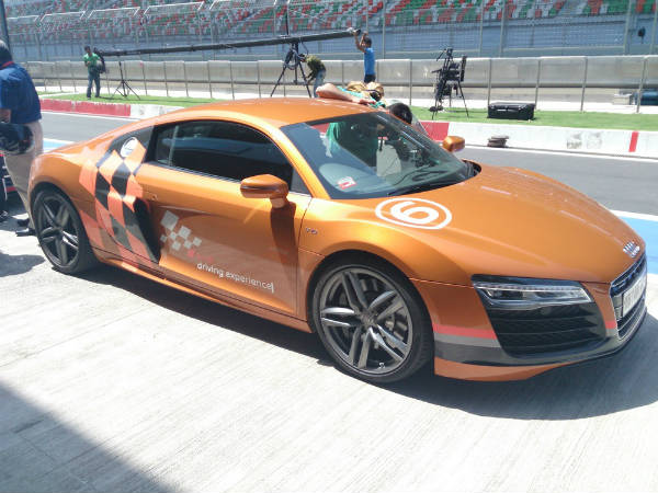 ஆர்8 வி10 ப்ளஸ் அறிமுக விழா