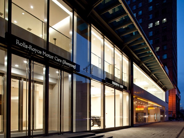 உலகின் பெரிய ரோல்ஸ்ராய்ஸ் கார் ஷோரூம்