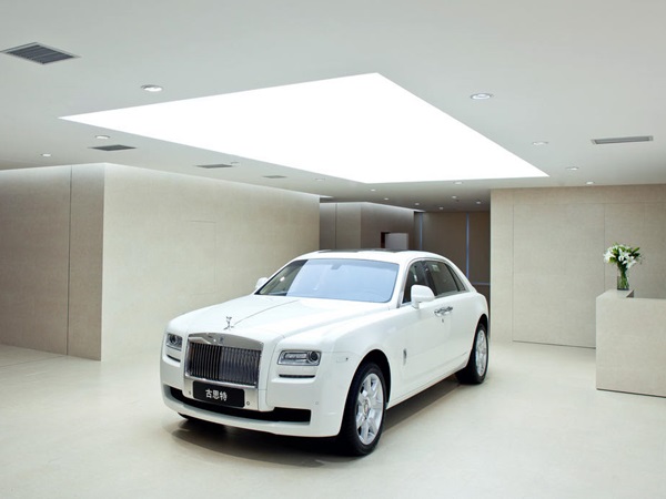 உலகின் பெரிய ரோல்ஸ்ராய்ஸ் கார் ஷோரூம்