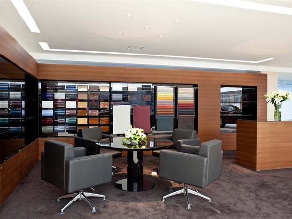 உலகின் பெரிய ரோல்ஸ்ராய்ஸ் கார் ஷோரூம்