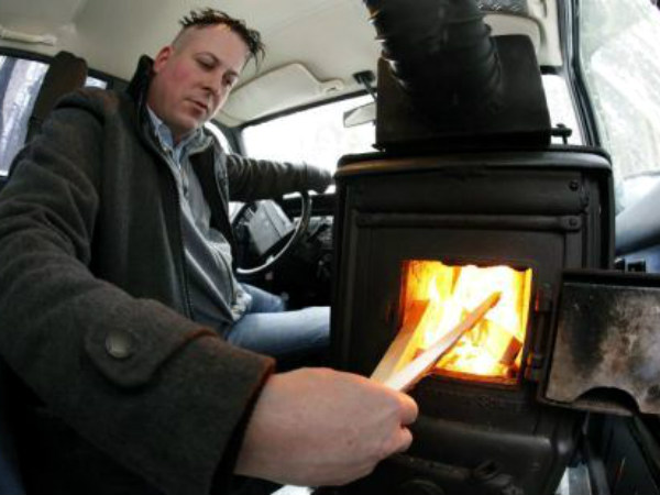 குளிரை விரட்ட காருக்குள் விறகு சூடாக்கி! குளிரை விரட்ட காருக்குள் விறகு சூடாக்கி!