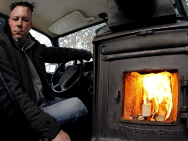 குளிரை விரட்ட காருக்குள் விறகு சூடாக்கி! குளிரை விரட்ட காருக்குள் விறகு சூடாக்கி!