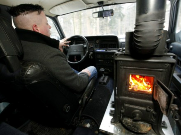 குளிரை விரட்ட காருக்குள் விறகு சூடாக்கி! குளிரை விரட்ட காருக்குள் விறகு சூடாக்கி!