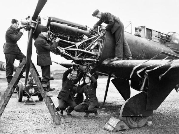 குண்டு பொழியும் விமானம்