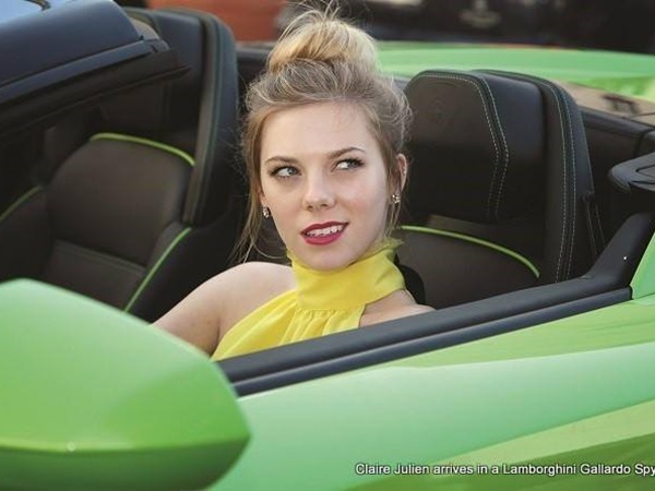 லம்போ காரில் வந்த கிளாரி ஜூலியன்
