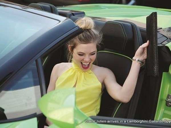 லம்போ காரில் வந்த கிளாரி ஜூலியன்