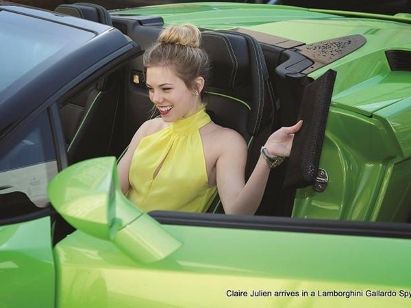 லம்போ காரில் வந்த கிளாரி ஜூலியன்