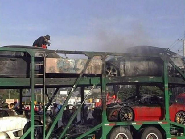 தீயில் கருகிய சூப்பர் கார்கள் தீயில் கருகிய சூப்பர் கார்கள்