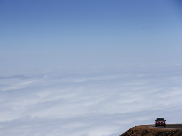 காரில் மலையேற்ற சாதனை