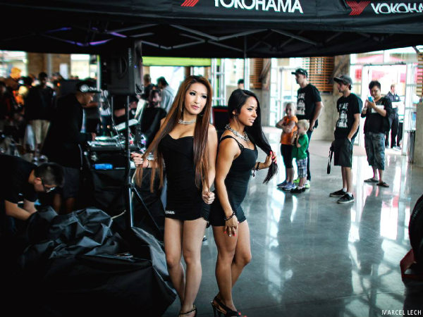 சூப்பர் கார்களும், ஹாட் அழகிகளும்