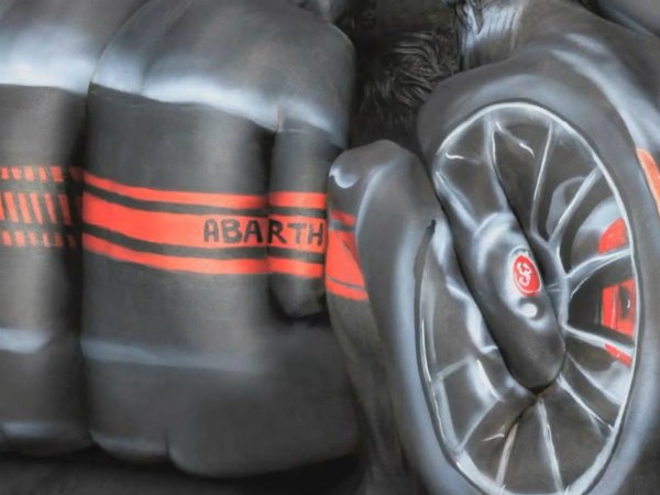 சக்கரத்தில் ஒரு பெண்