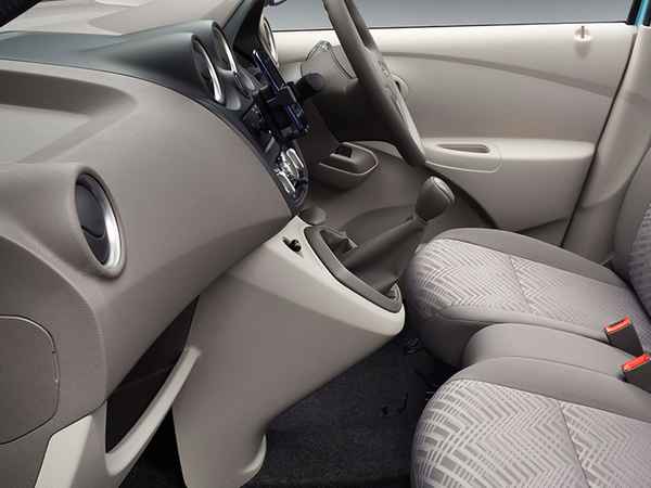 டட்சன் கோ கார் படங்கள்