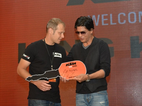 டெலிவிரி வழங்கும் ஷாரூக்