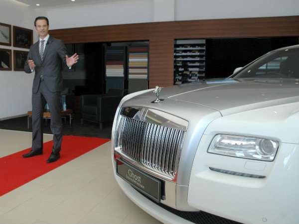 அகமதாபாத் ஷோரூம்