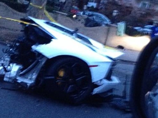 ரெண்டு துண்டான லம்போ கார்