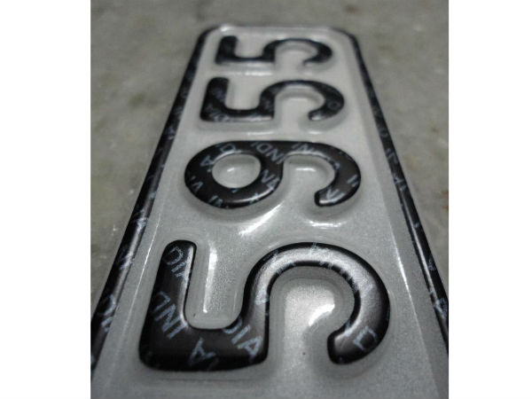 3 நம்பர் பிளேட்டுகள்