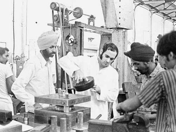 கார் ஆலையில் சஞ்செய்