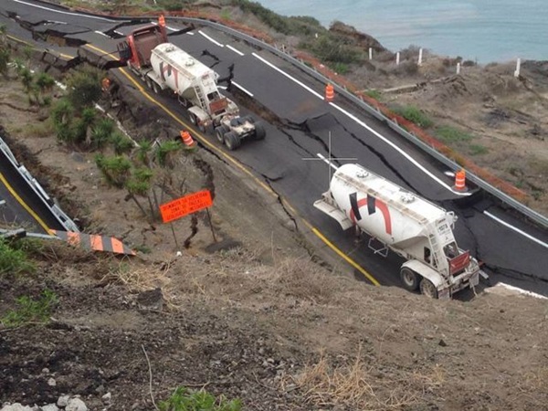 மெக்சிகோவில் உருக்குலைந்த நெடுஞ்சாலை