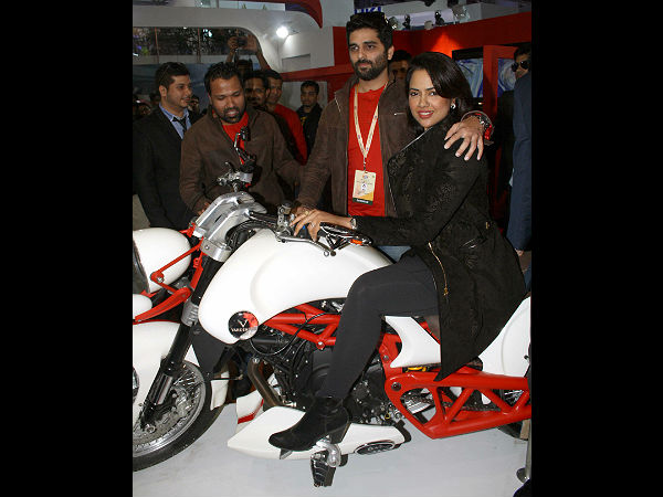 கணவருடன் சமீராவின் போஸ்