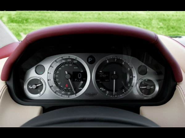 சூப்பர் கார்களின் இன்ஸ்ட்ரூமென்ட் கிளஸ்ட்டர்கள்