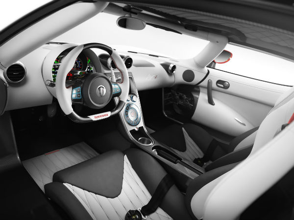 சூப்பர் கார்களின் இன்ஸ்ட்ரூமென்ட் கிளஸ்ட்டர்கள்