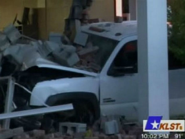 போலீஸ் நிலையத்தின் மீது மோதிய திருட்டு வாகனம்